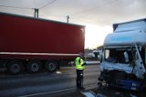 Zderzenie ciężarówek w Szubinie. Policja wyjaśnia przyczyny zdarzenia [nowe zdjęcia]