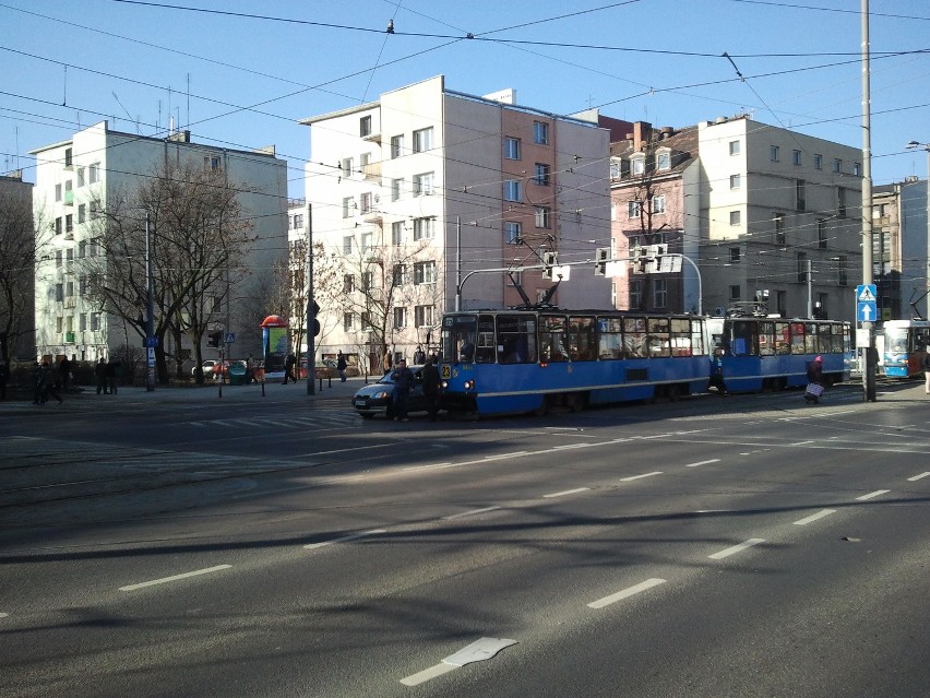 Wrocław: Zderzenie z tramwajem na Kazimierza Wlk. (ZOBACZ)