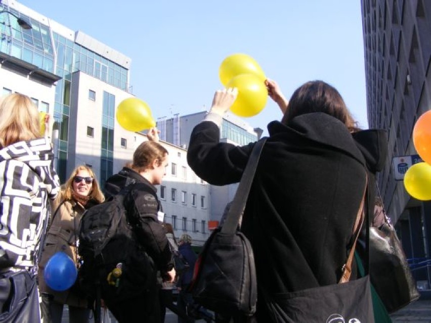 Kilkadziesiąt osób jednocześnie nadmuchało balony i zaczęło...
