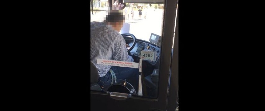 Kierowca autobusu miejskiego używał telefonu podczas jazdy....
