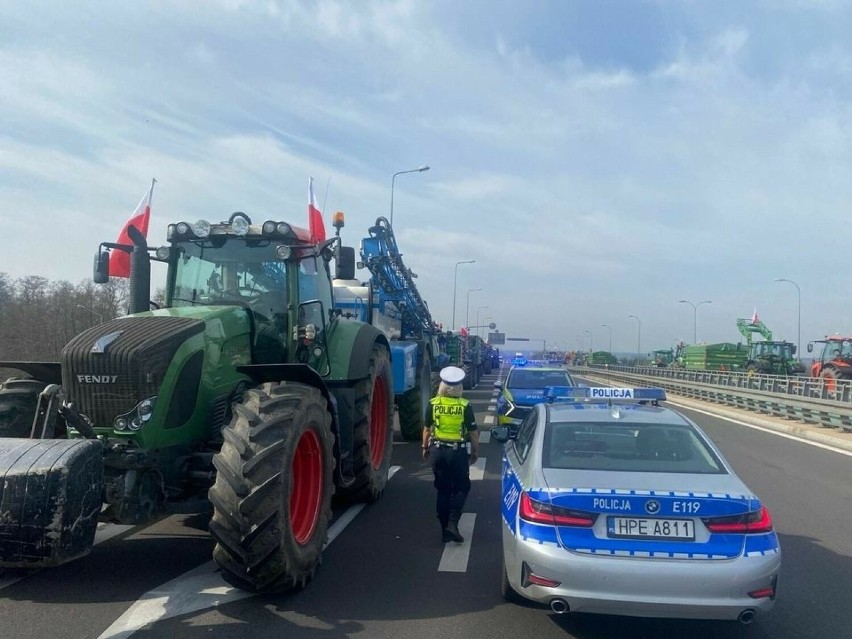 Rolnicy protestują w Lubuskiem. Te drogi zostały zablokowane 20 marca - tworzą się korki |RELACJA NA ŻYWO