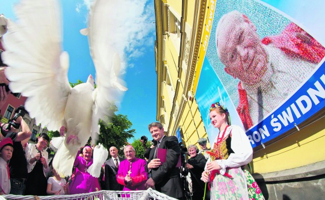 Portret papieża Polaka złożony jest ze zdjęć świdniczan