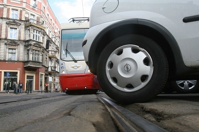 Auto zablokowało torowisko w Katowicach. Pasażerowie wściekli [ZDJĘCIA Z SYMULACJI]