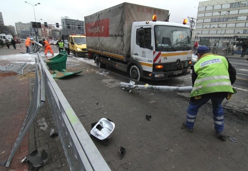 Wrocław: Autobus staranował przystanek na pl. Jana Pawła II. Jedna osoba nie żyje (ZDJĘCIA, FILM)