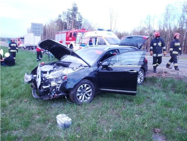 Na prostym odcinku drogi ekspresowej kierujący citroenem uderzył w tył poprzedzającego go mercedesa, który holował przyczepkę. Citroen po uderzeniu zjechał na pobocze. Jeden z uczestników wypadku został ranny. 

Zobacz:  W Giżycku rozpoczął się proces kierowcy quada o potrącenie turystki na Mazurach 

Utrudnienia na drodze  trwały ponad godzinę.

źródło: www.kwpsp.olsztyn.pl/ /st. kpt. I. Ścibiorek