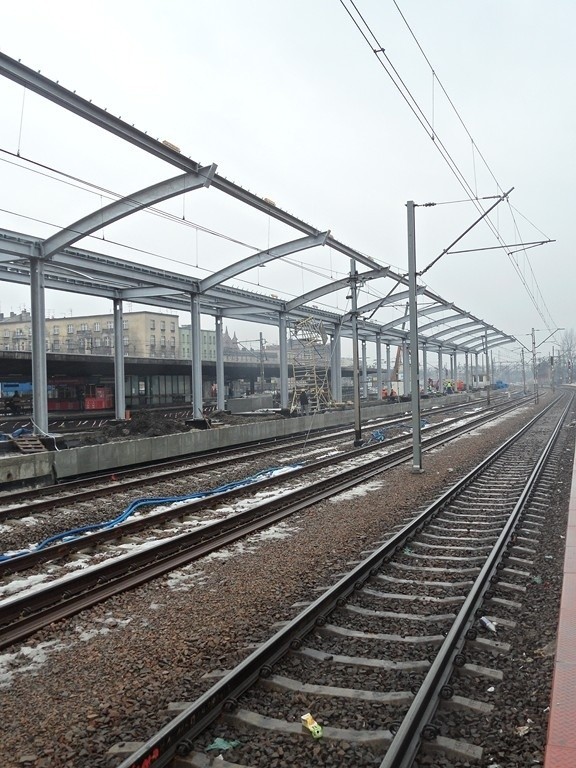Katowice: Trwa budowa zadaszenia peronu 2 dworca PKP [ZDJĘCIA i WIDEO]