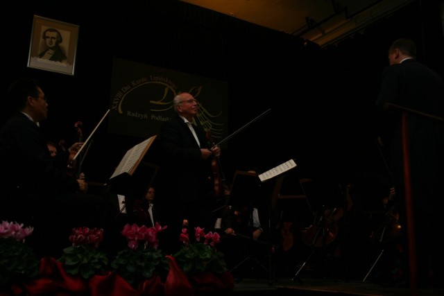 Krzysztof Jakowicz brawurowo wykonał Koncert d-moll H. Wieniawskiego i II część Koncertu "Wojskowego" K. Lipińskiego z orkiestrą Filharmonii Lubelskiej pod kierunkiem Piotra Wijatkowskiego