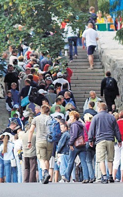 Turyści, zamiast stać w kolejce, pójdą na obiad i do skansenu