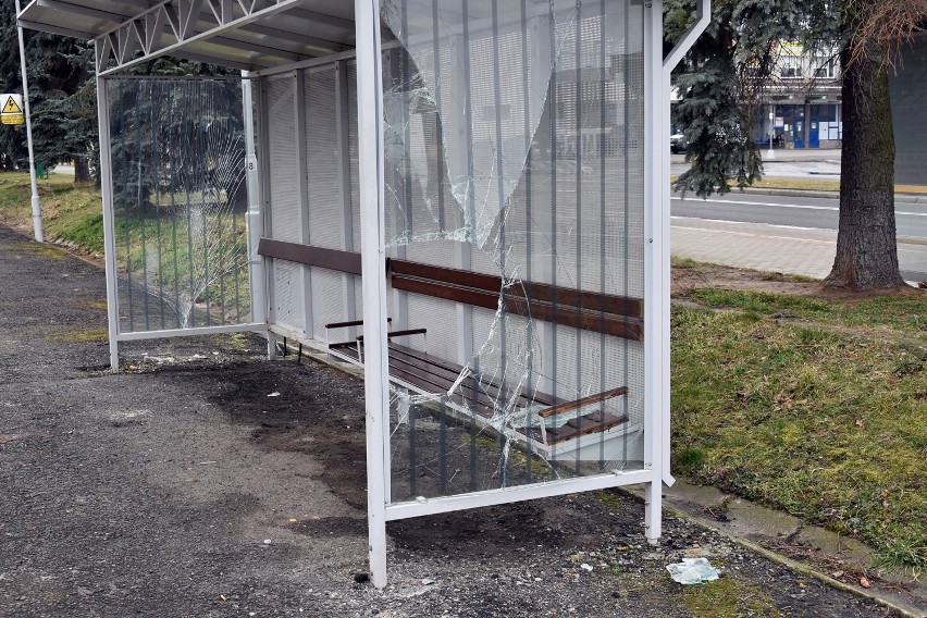 Nasze miejsca wstydu - kolejna odsłona. Tym razem komuś nie spodobały się wiaty na stacji kolejowej w Gorlicach