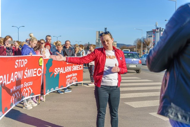 Członkowie komitetu sprzeciwiającego się budowie spalarni pojawili się na spotkaniu konsultacyjnym z banerami. Niestety nie zostali z nimi na nie wpuszczeni