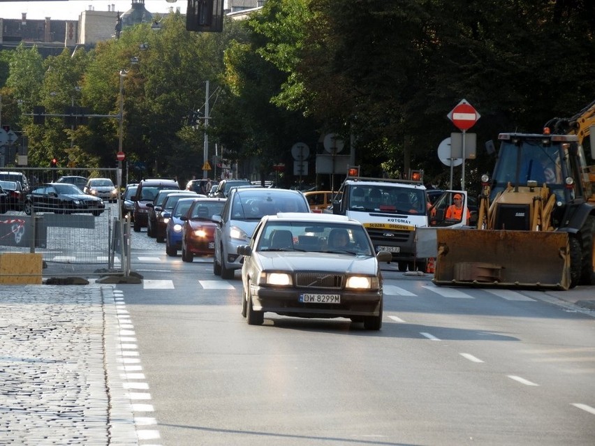 Wrocław: Po awarii wodociągowej rozkopana Dworcowa i Kościuszki (ZDJĘCIA)