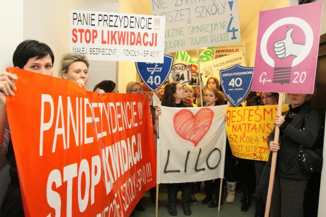 Rodzice uczniów szkół przeznaczonych do likwidacji wielokrotnie protestowali, także w urzędzie miasta.