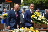 Dni Patrona Bełchatowa. Kwiaty przy pomniku św. Jana Pawła II