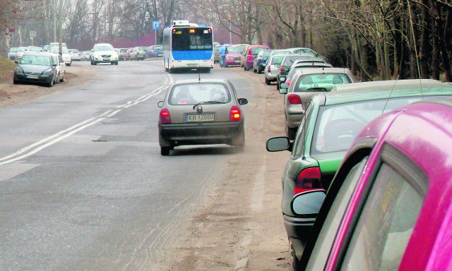 Przy ul. Wąwozowej stoi łańcuszek samochodów, a na parkingu przy urzędzie jest pusto