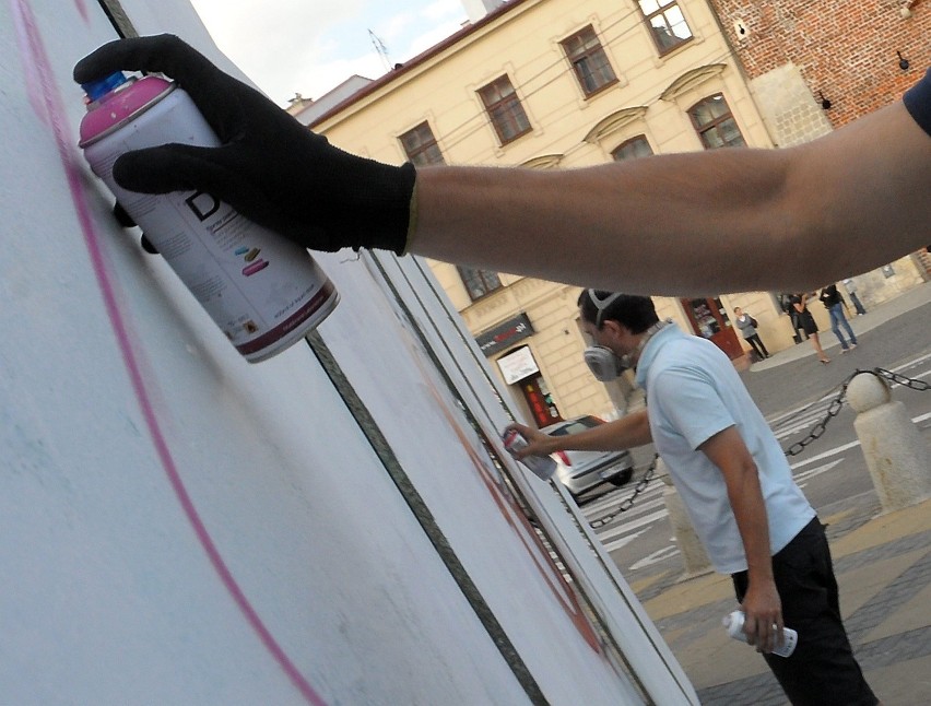 Street art i graffiti przed lubelskim ratuszem (WIDEO)