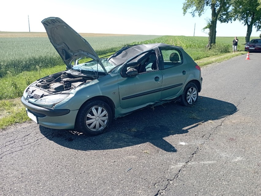 Wypadek w Głuchowie. Samochód dachował, jego kierowca miał prawie 3 promile. Pasażerka i kierowca w szpitalu