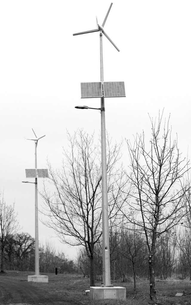 Trzy latarnie zasilane energią słoneczną działają od jesieni na ul. Strefowej.