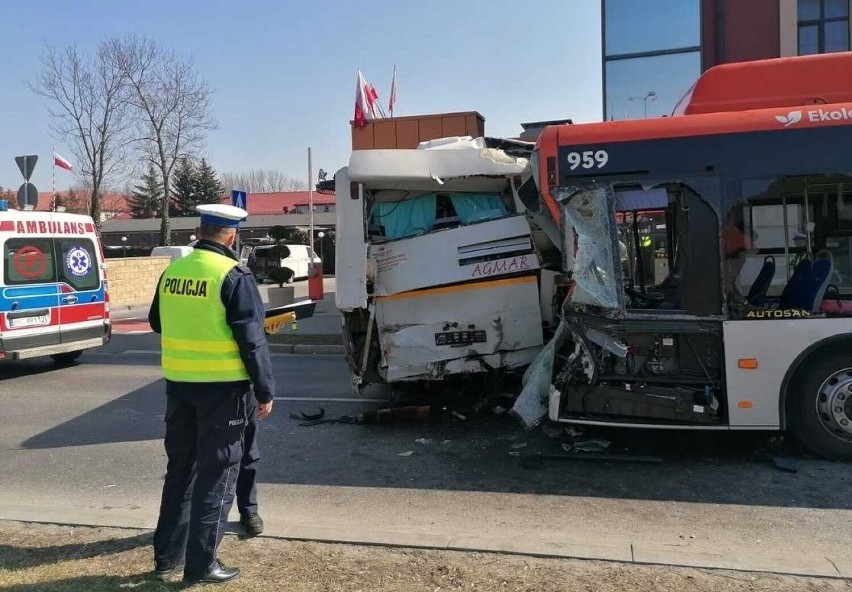 W zderzeniu autobusów  ranne zostały 23 osoby, z czego 8...