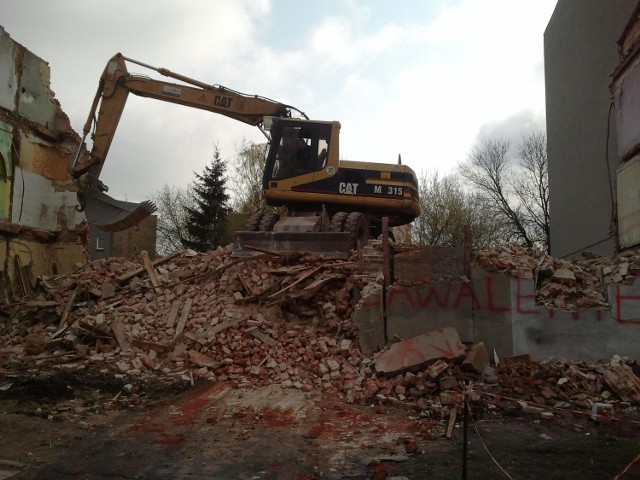 Wyburzanie przy Piwnej utrudnia przejazd między Lutomierską a Drewnowską.