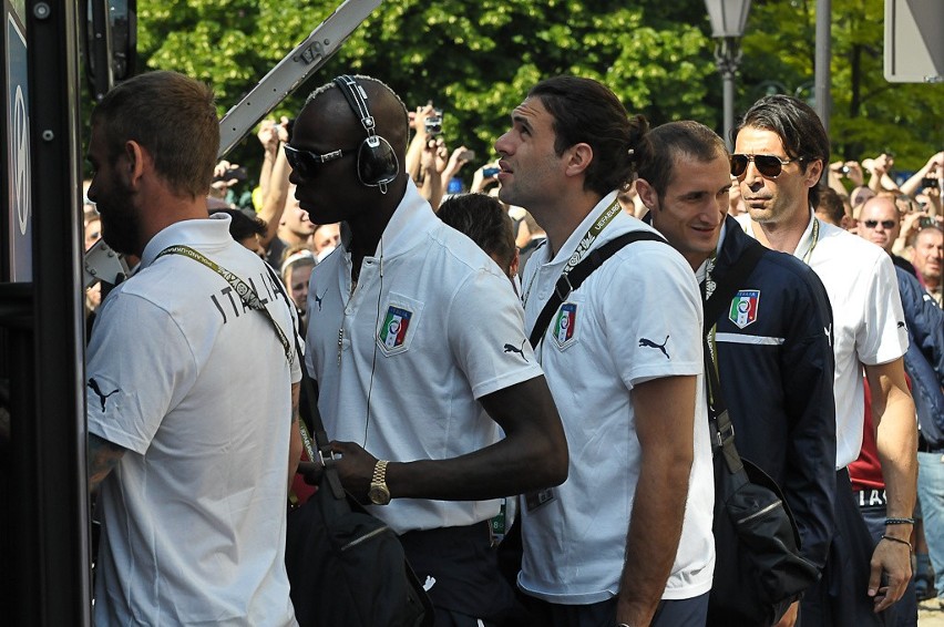 Włoscy piłkarze w drodze na mecz z Hiszpanią