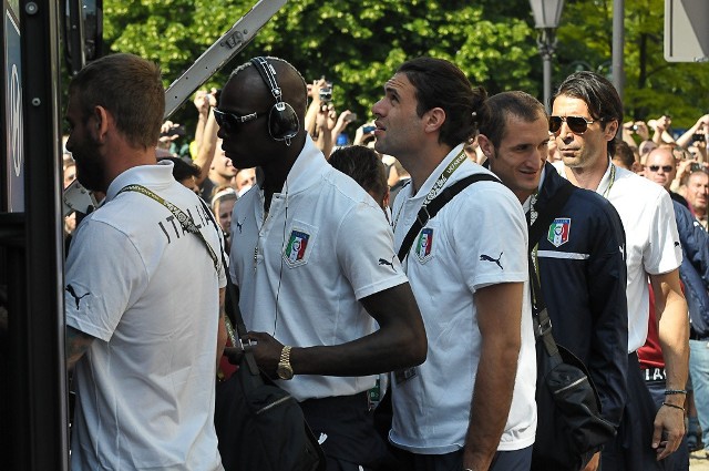 Włoscy piłkarze w drodze na mecz z Hiszpanią