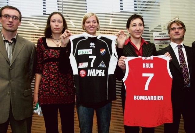 Od lewej: Rafał Błaszczyk, Katarzyna Mroczkowska, Bogumiła Barańska, Małgorzata Kupisz i Józef Biegaj z firmy Impel