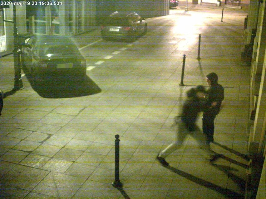 Pijani i agresywni skopali w Kielcach wejście do szewca i przejeżdżający samochód. Kierowca im oddał [ZDJĘCIA]
