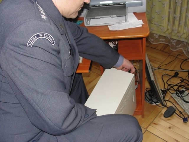 Funkcjonariusze Zakładu Karnego nr 1 w Łodzi przekazali komputery szkole podstawowej.