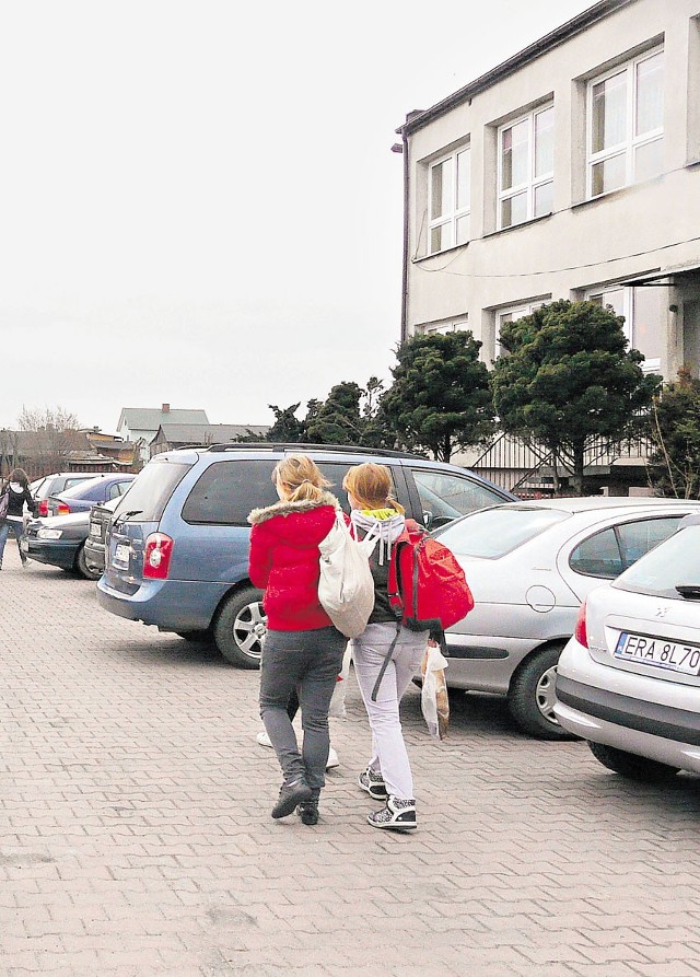 Ulicą Makuszyńskiego chodzą codziennie dzieci do szkoły