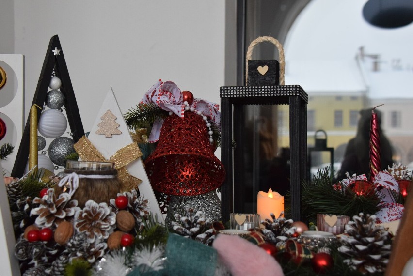 Bogactwo bożonarodzeniowych ozdób, prezentów i smakołyków na Jarmarku Świątecznym w Krośnie [ZDJĘCIA]