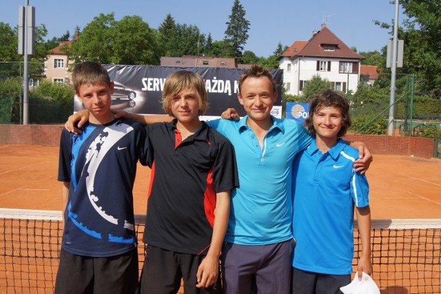 Na zdjęciu stoją od lewej: Adrian Kowalski, Cezary Walkusz, Patryk Królik, Przemysław Michocki.