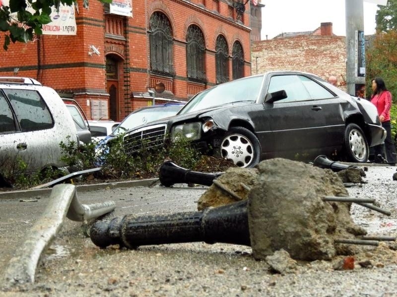 Wrocław: Stłuczka na Jedności Narodowej. Kilka zniszczonych aut (ZDJĘCIA)