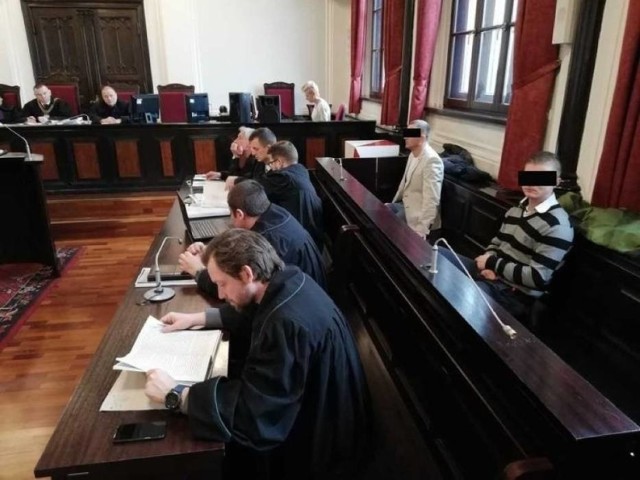 Oskarżonym Łukaszowi J., Łukszowi T. i Wojciechowi J. groziło nawet do 15 lat więzienia za zmuszanie do niewolniczej pracy