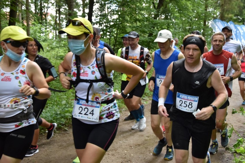 Kaszuby Biegają 2020 - dekoracja kartuskiej 5 i start III Cartusia Pólmaratonu