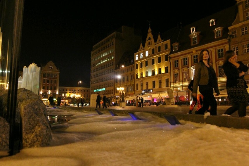 Wrocław: Fontanna na Rynku pełna piany. Sprawcami Irlandczycy (ZDJĘCIA)