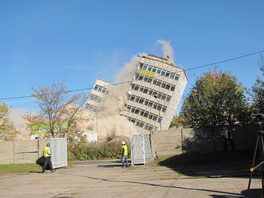 Jelcz-Laskowice: Wieżowiec legł w gruzach (ZOBACZ FILMY I ZDJĘCIA)