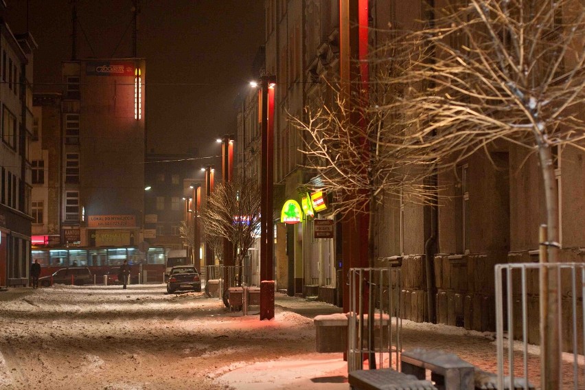 Ulica Jagiellońska w Chorzowie jest już deptakiem z latarniami pokrytymi rdzą. Specjalnie [ZDJĘCIA]