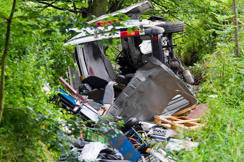 Bus wpadł do rzeki. Trzy osoby nie żyją (ZDJĘCIA)