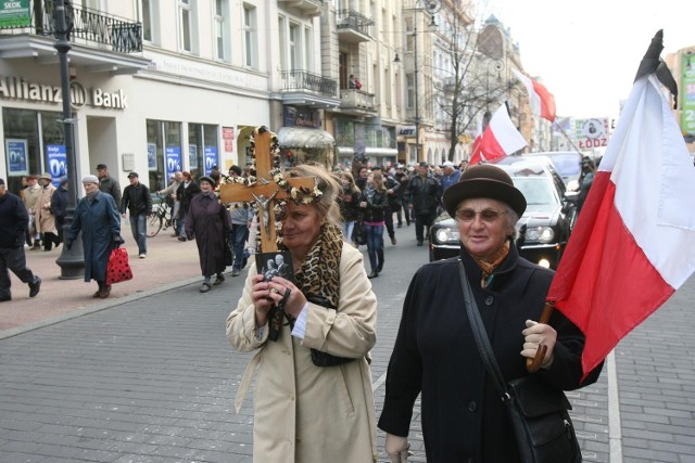 Na czoło konduktu wysunęli się w pewnym momencie "obrońcy krzyża" z Warszawy.