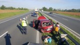 Wypadek na autostradzie A4. Citroen na czeskich numerach rejestracyjnych uderzył w bariery energochłonne