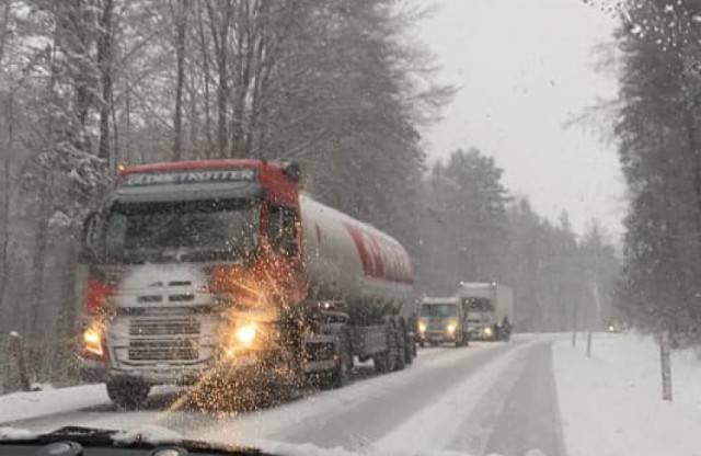 Bardzo złe warunki na drogach w pow. olkuskim. Sypie gęsty śnieg