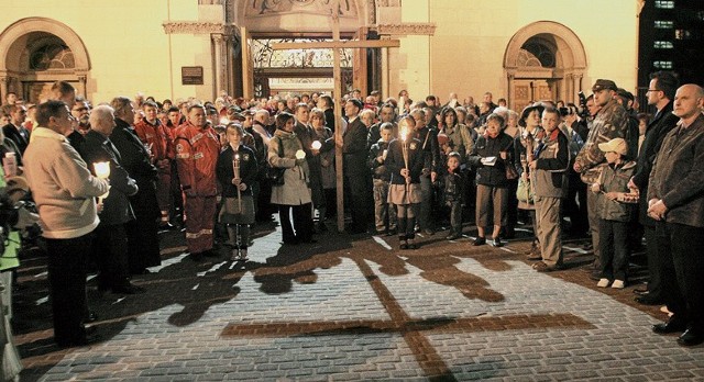 Ekumeniczna droga krzyżowa rozpoczęła się przed kościołem św. Mateusza