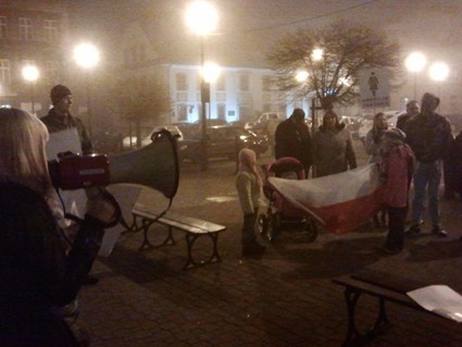 Manifestacja w Bielsku-Białej: &quot;Dla kobiet kwiaty, dla feministek łopaty&quot; [ZDJĘCIA]