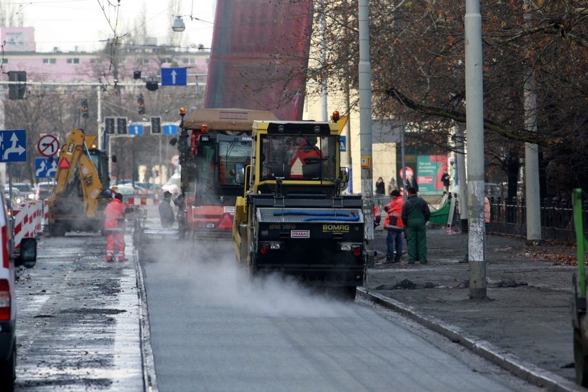 Wrocław: Jest problem z torowiskiem na Podwalu. Szykują się opóźnienia (ZDJĘCIA)