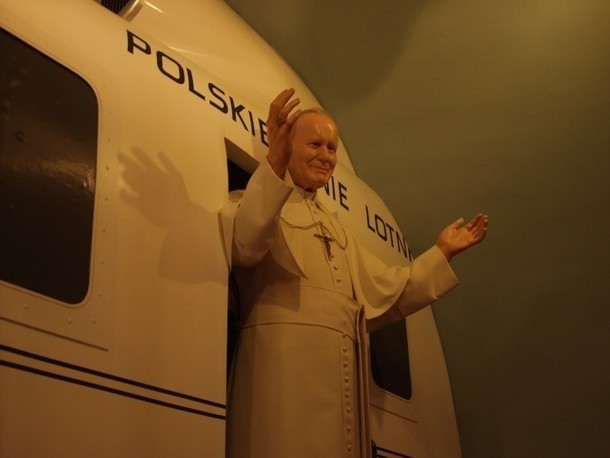 Jan Paweł II przybywający z I pielgrzymką do Ojczyzny