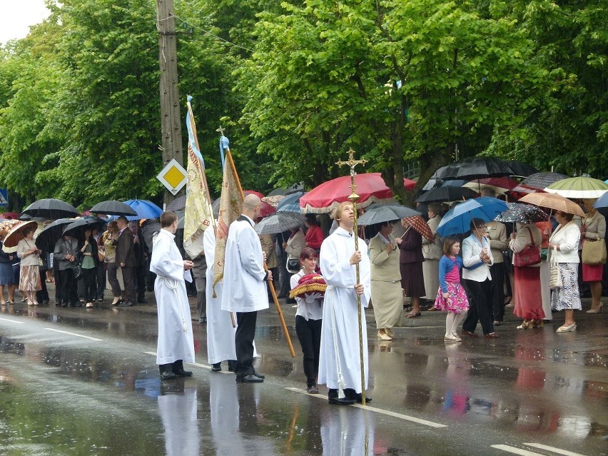Boże Ciało na ulicach Bełchatowa. Wierni w deszczu wzięli udział w procesji