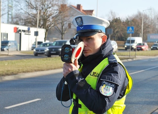 Zgodnie z obowiązującymi przepisami, policjanci zatrzymali obydwu kierującym prawa jazdy, ukarali mandatami karnymi po 500 zł. Obaj otrzymali także po 10 punktów karnych.