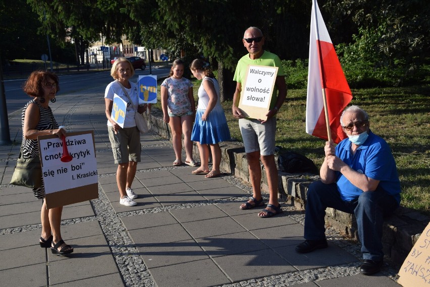 Stargardzianie protestują w obronie wolnych mediów: "TVP łże jak PIS". Chodzi o ustawę "lex TVN"