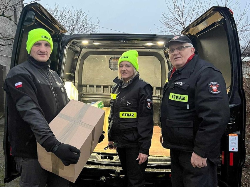 Strażackie Pogotowie Świętego Mikołaja z Koźmina rozdało paczki potrzebującym [FOTO]