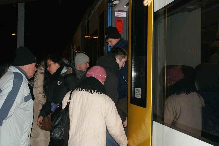 Na dworcu w Rybniku pociągi w poniedziałkowy poranek notują...